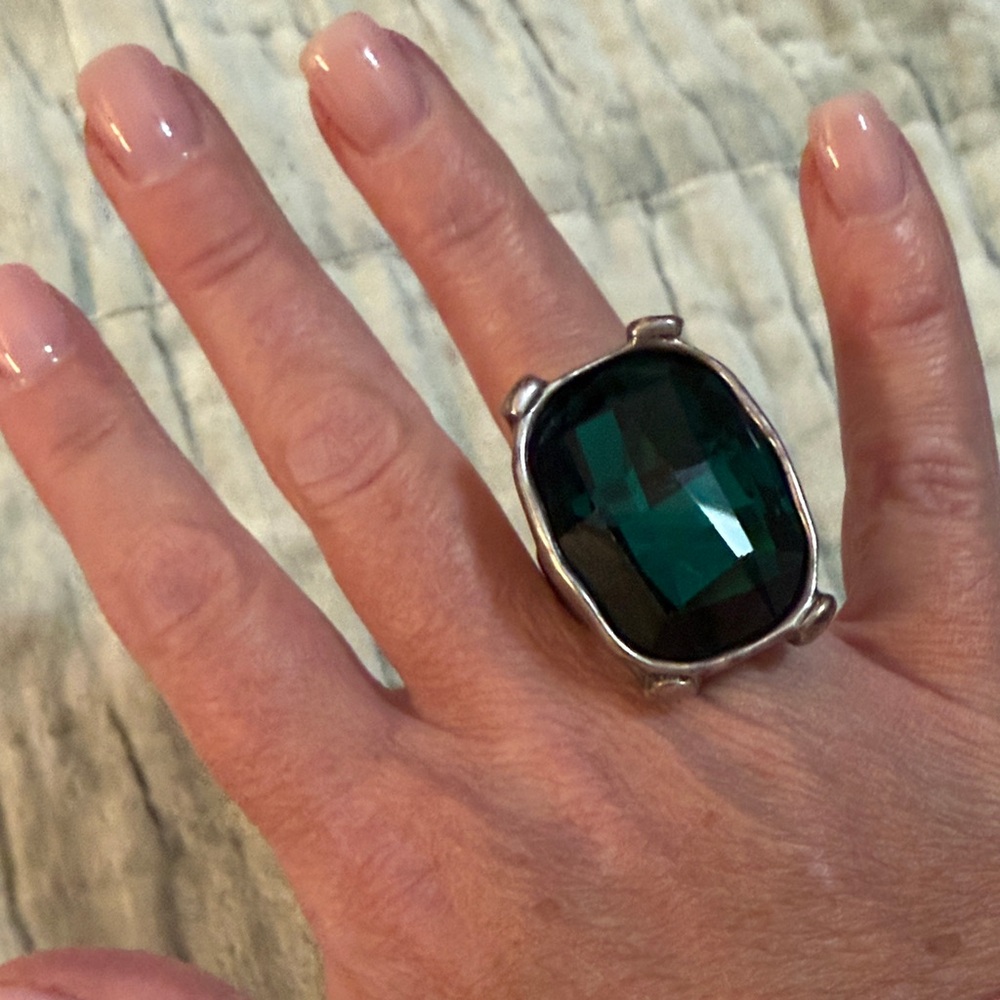 UNO de 50 Silver Ring with Green Stone
